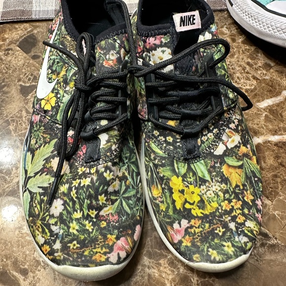 Nike Shoes- Size 7 1/2 - Picture 2 of 2